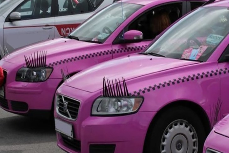 Фотография: Женское такси: розовая пантера в джунглях мегаполиса №1 - BigPicture.ru