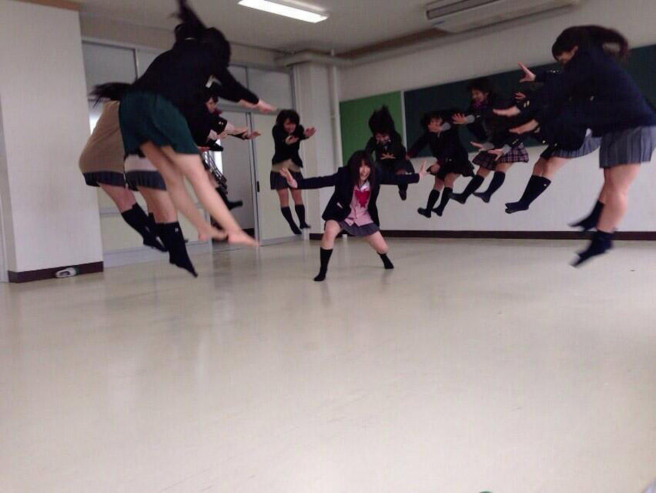 Фотография: Новый фото-мэм: суперэнергетическая атака японских школьниц №6 - BigPicture.ru