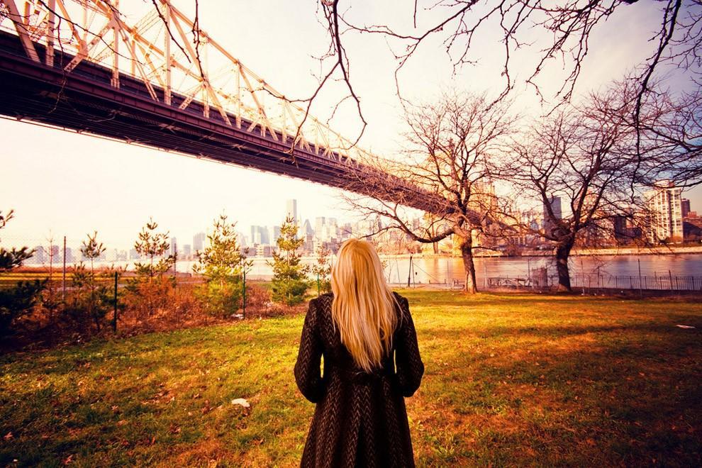Девушка на мосту фото без лица