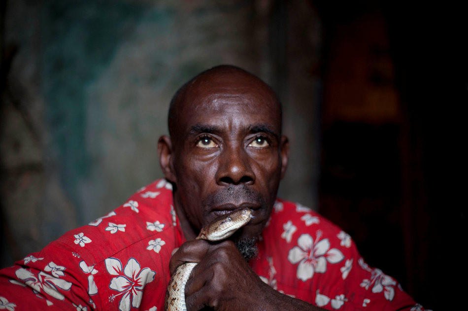 Фотография: Рабочие будни заклинателя змей на Гаити №2 - BigPicture.ru