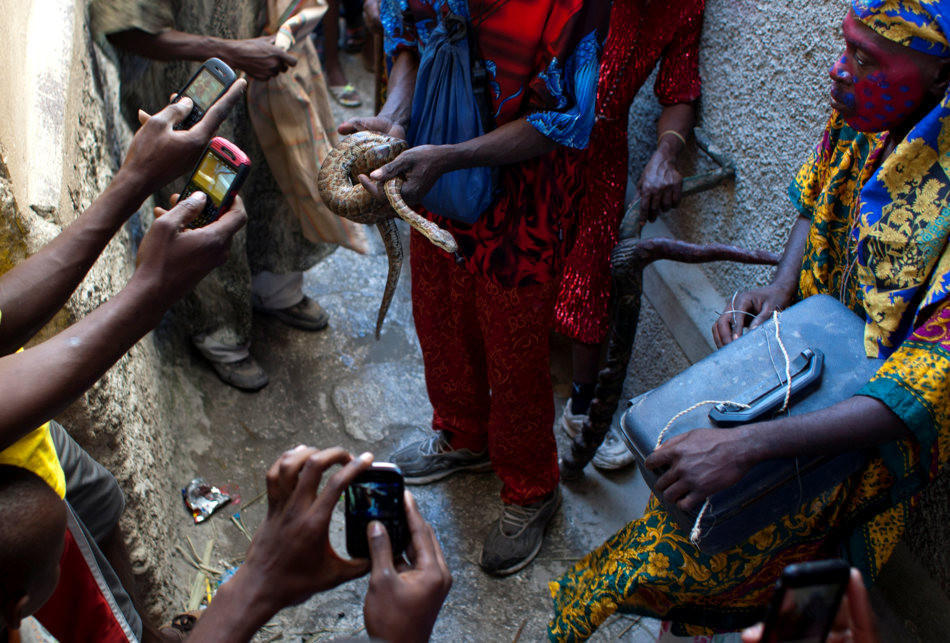Фотография: Рабочие будни заклинателя змей на Гаити №12 - BigPicture.ru