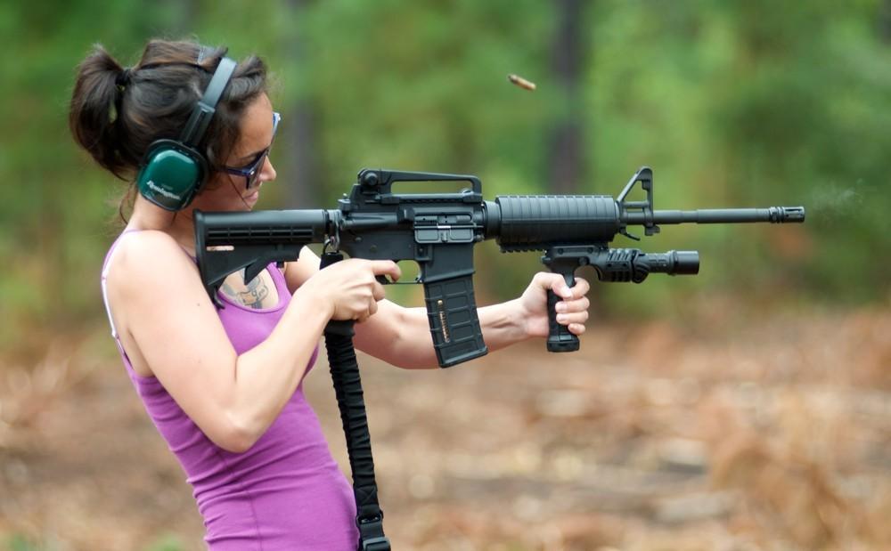 Картинки девушка с пистолетом