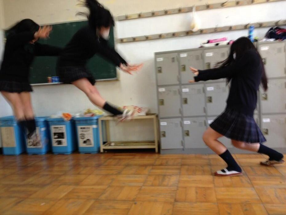 Фотография: Новый фото-мэм: суперэнергетическая атака японских школьниц №8 - BigPicture.ru