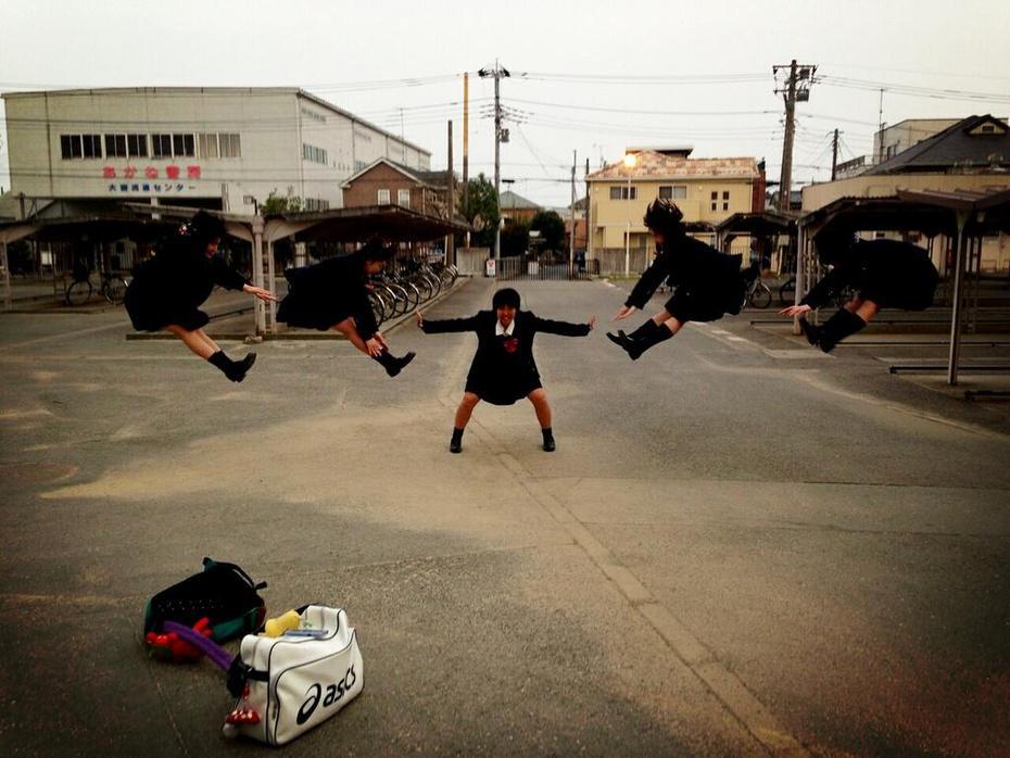 Фотография: Новый фото-мэм: суперэнергетическая атака японских школьниц №9 - BigPicture.ru