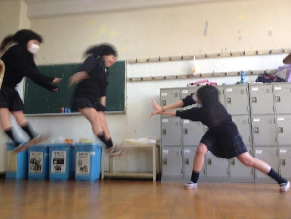 Фотография: Новый фото-мэм: суперэнергетическая атака японских школьниц №11 - BigPicture.ru