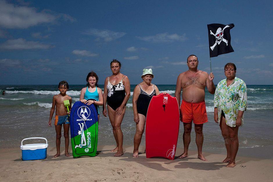 Фотография: Лусия Херреро: Семья на пляже №8 - BigPicture.ru