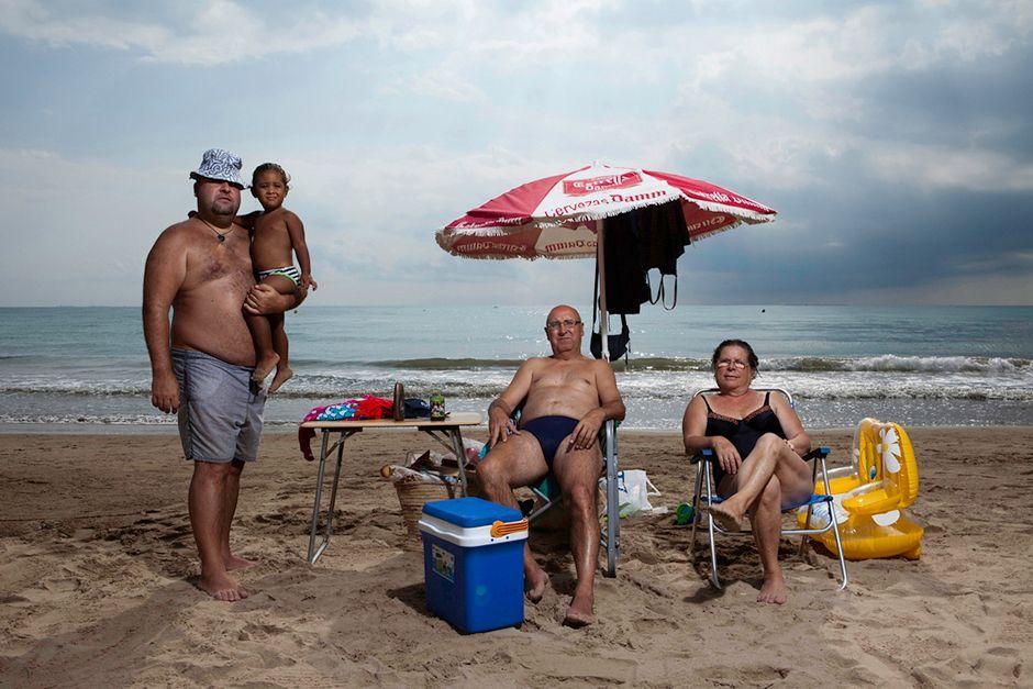 Фотография: Лусия Херреро: Семья на пляже №6 - BigPicture.ru