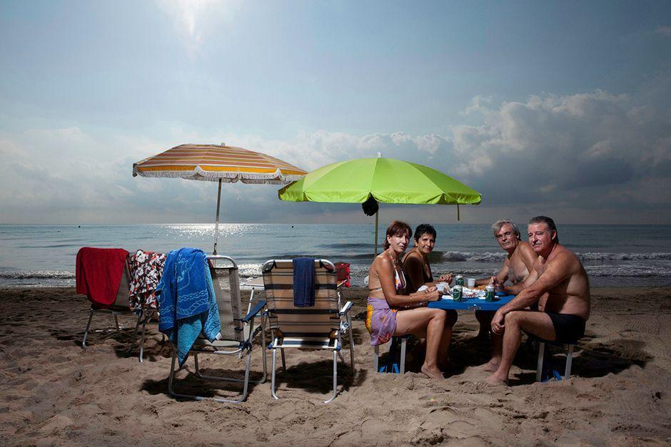 Фотография: Лусия Херреро: Семья на пляже №5 - BigPicture.ru