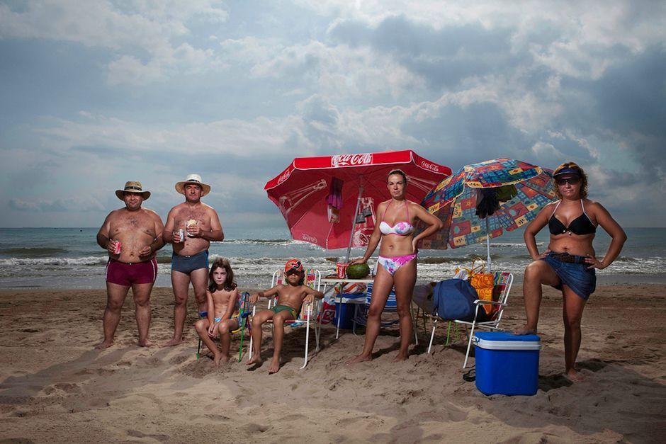 Фотография: Лусия Херреро: Семья на пляже №4 - BigPicture.ru