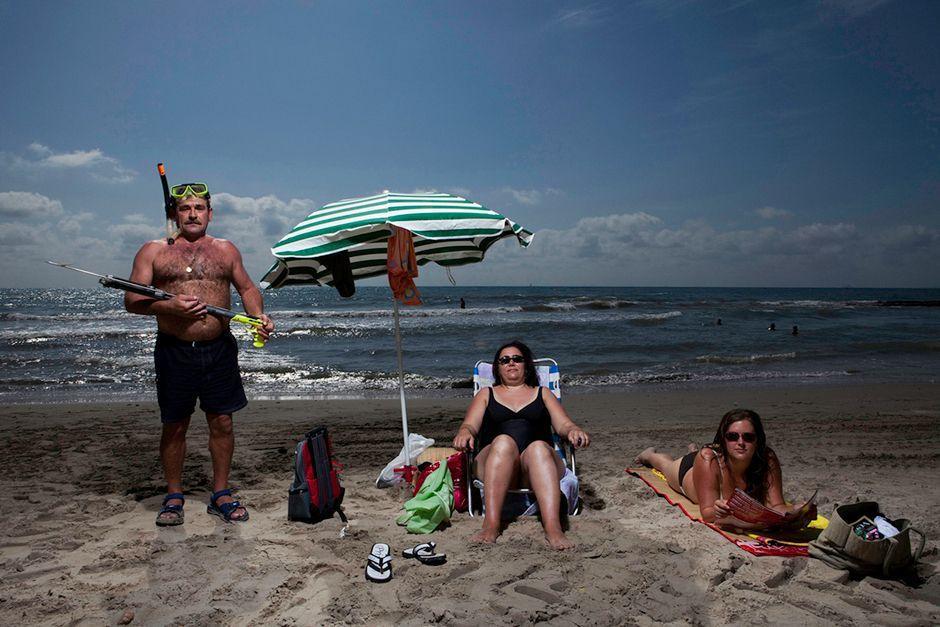Фотография: Лусия Херреро: Семья на пляже №3 - BigPicture.ru