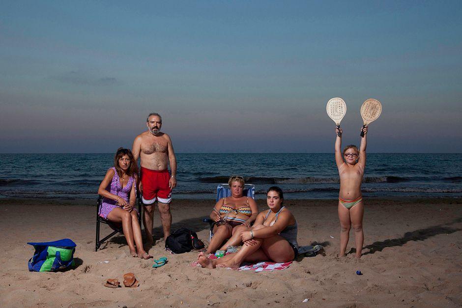 Фотография: Лусия Херреро: Семья на пляже №11 - BigPicture.ru