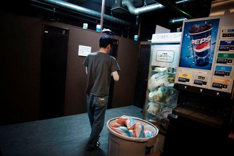 Фотография: Жизнь японских обитателей интернет-кафе №2 - BigPicture.ru