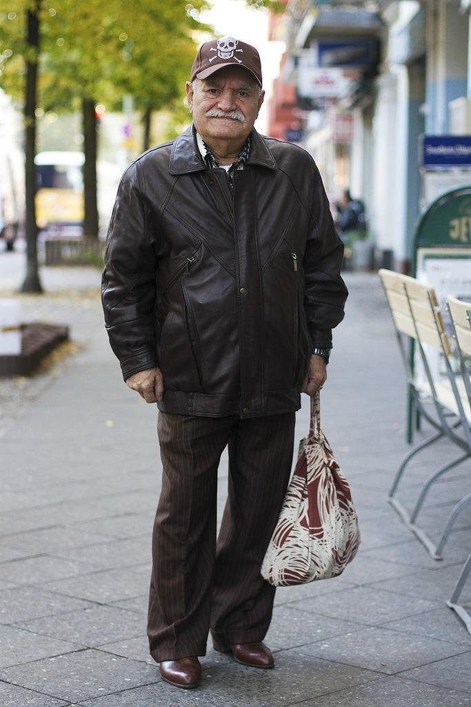 Фотография: Харизматичный старичок Али каждый день демонстрирует новый лук №13 - BigPicture.ru
