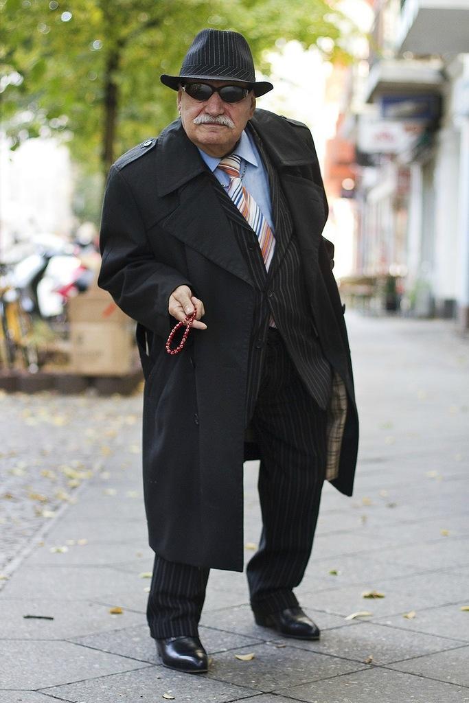Фотография: Харизматичный старичок Али каждый день демонстрирует новый лук №12 - BigPicture.ru