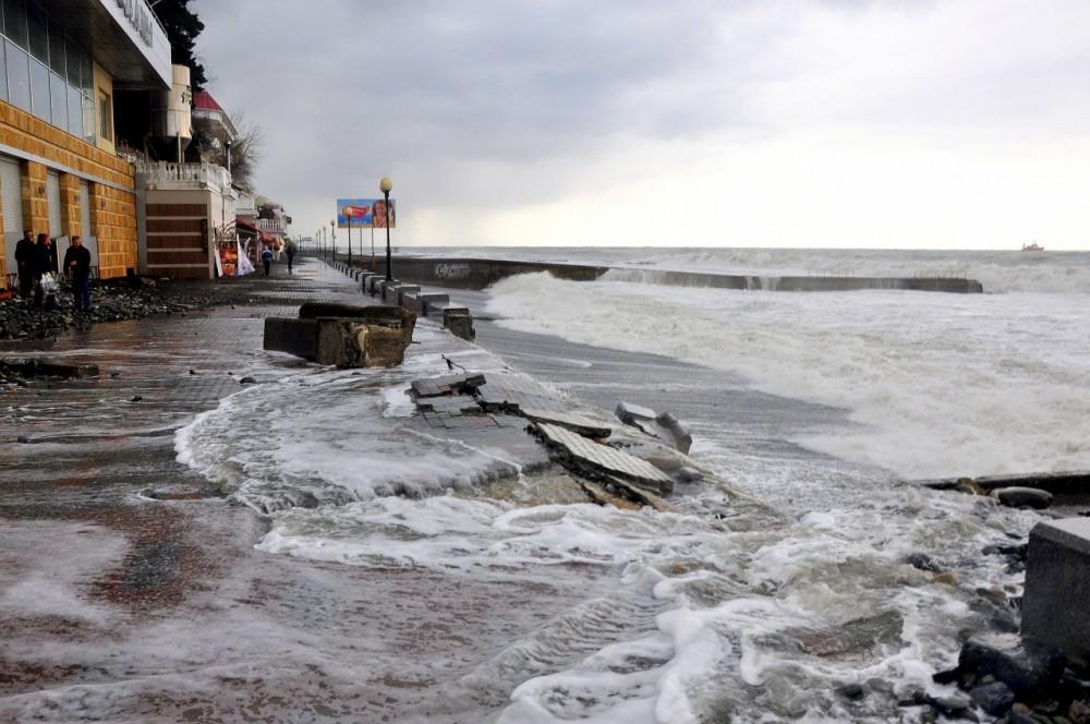 Фотография: В Сочи штормом разбило центральную набережную №22 - BigPicture.ru