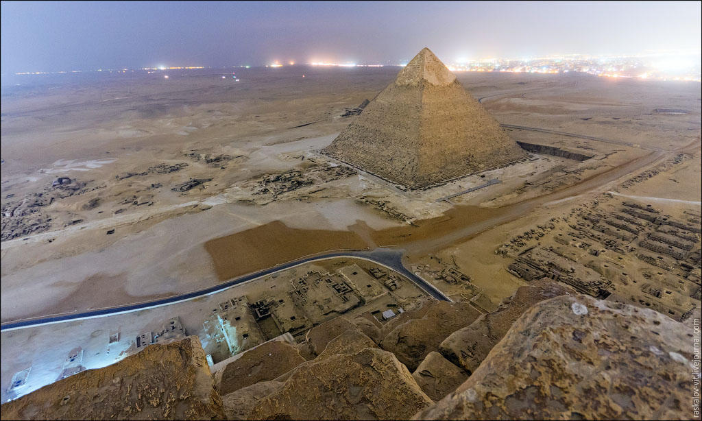 Фотография: Московские руферы забрались на египетские пирамиды №4 - BigPicture.ru