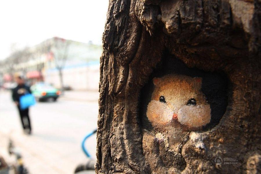 Фотография: Рисунки на деревьях поднимают настроение горожанам №3 - BigPicture.ru
