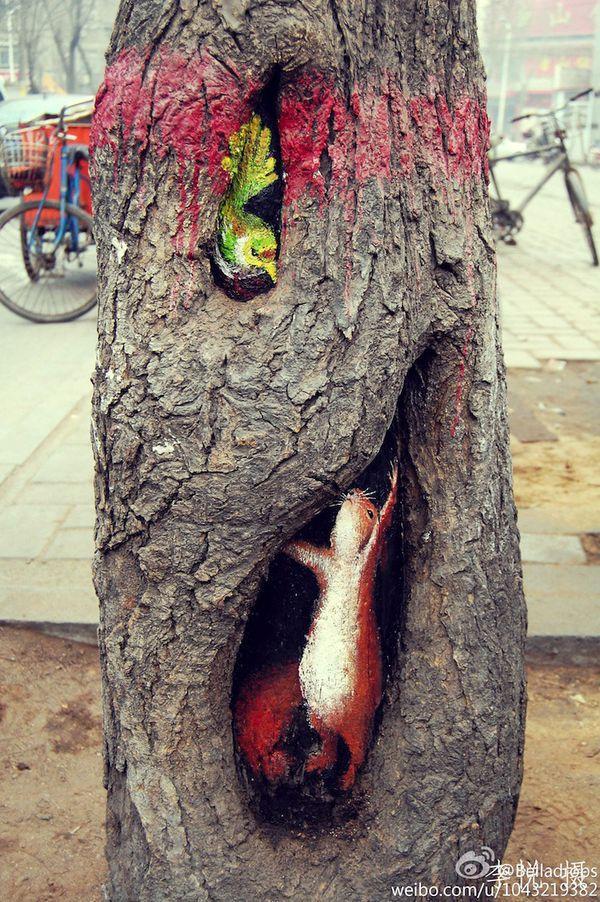 Фотография: Рисунки на деревьях поднимают настроение горожанам №5 - BigPicture.ru