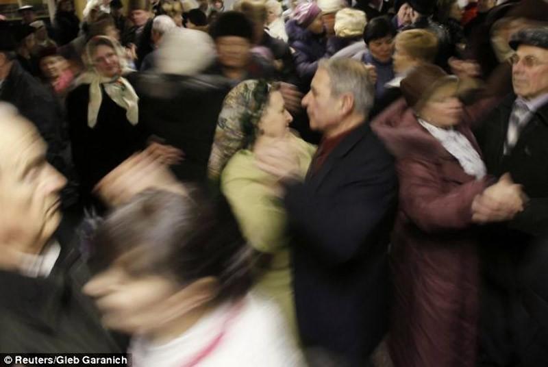 Фотография: Любовь пенсионеров в киевском метро №2 - BigPicture.ru