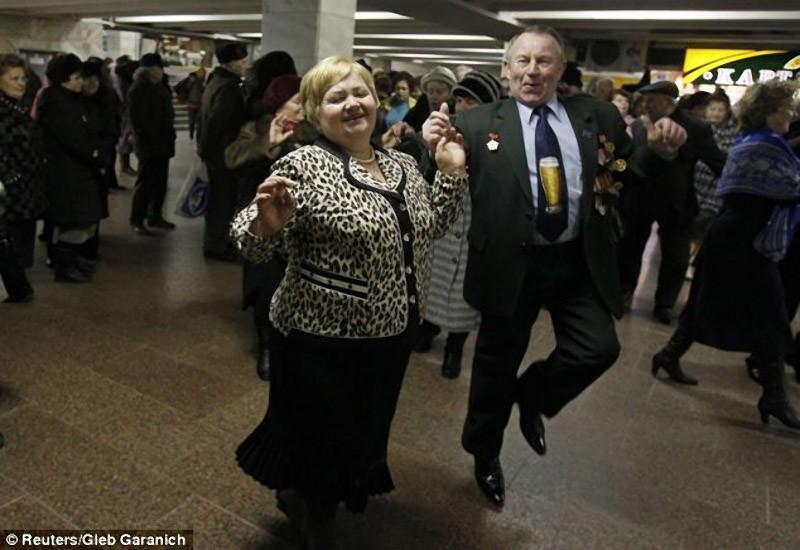 Фотография: Любовь пенсионеров в киевском метро №6 - BigPicture.ru