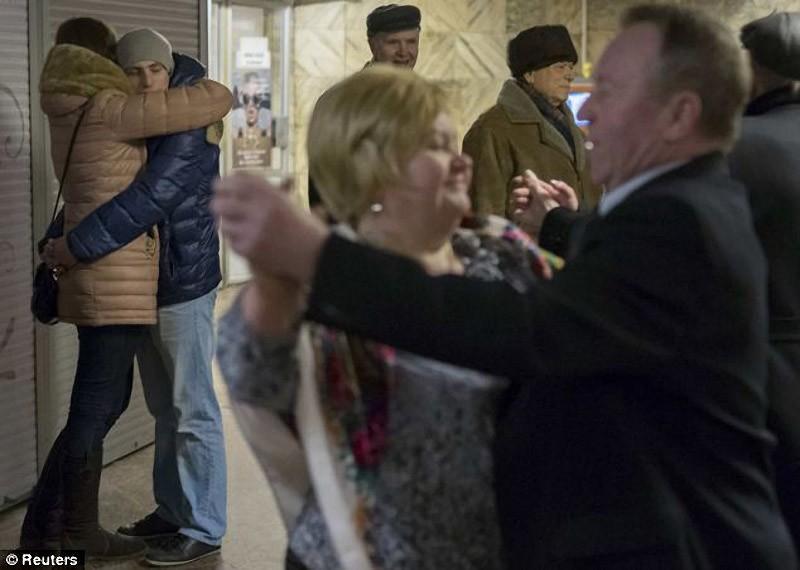 Фотография: Любовь пенсионеров в киевском метро №11 - BigPicture.ru