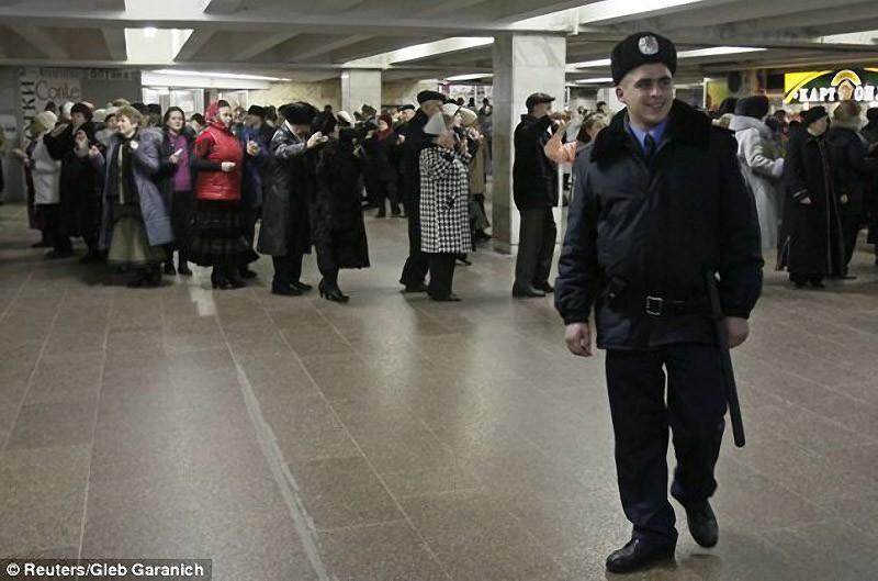 Фотография: Любовь пенсионеров в киевском метро №12 - BigPicture.ru