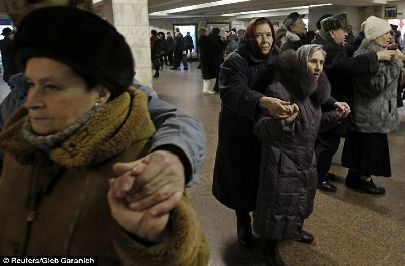 Фотография: Любовь пенсионеров в киевском метро №13 - BigPicture.ru