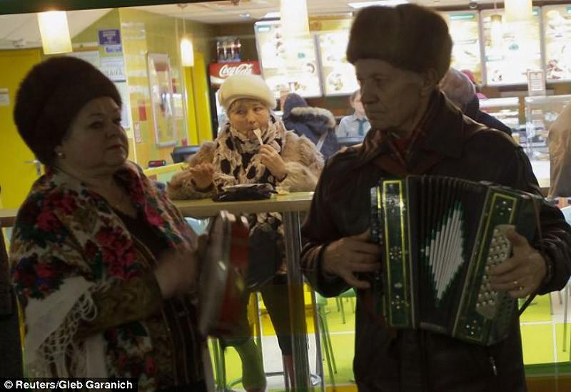 Фотография: Любовь пенсионеров в киевском метро №15 - BigPicture.ru