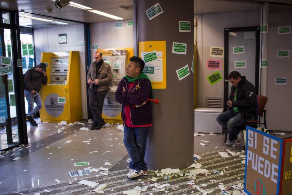Фотография: Жертвы ипотечного кризиса захватили банк №2 - BigPicture.ru