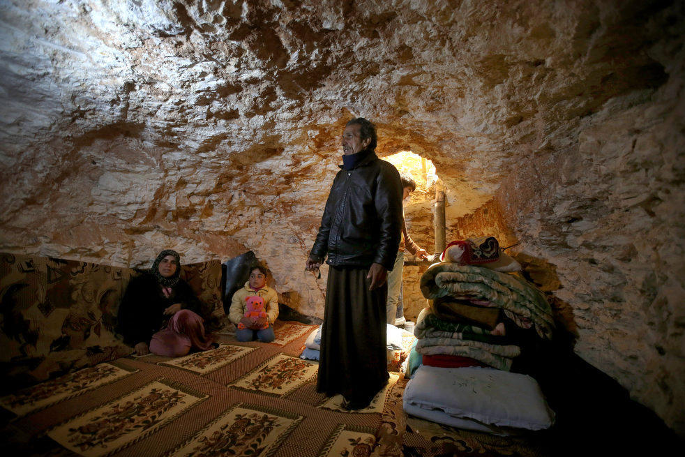 Фотография: Сирийцы нашли убежище в римских гробницах №3 - BigPicture.ru