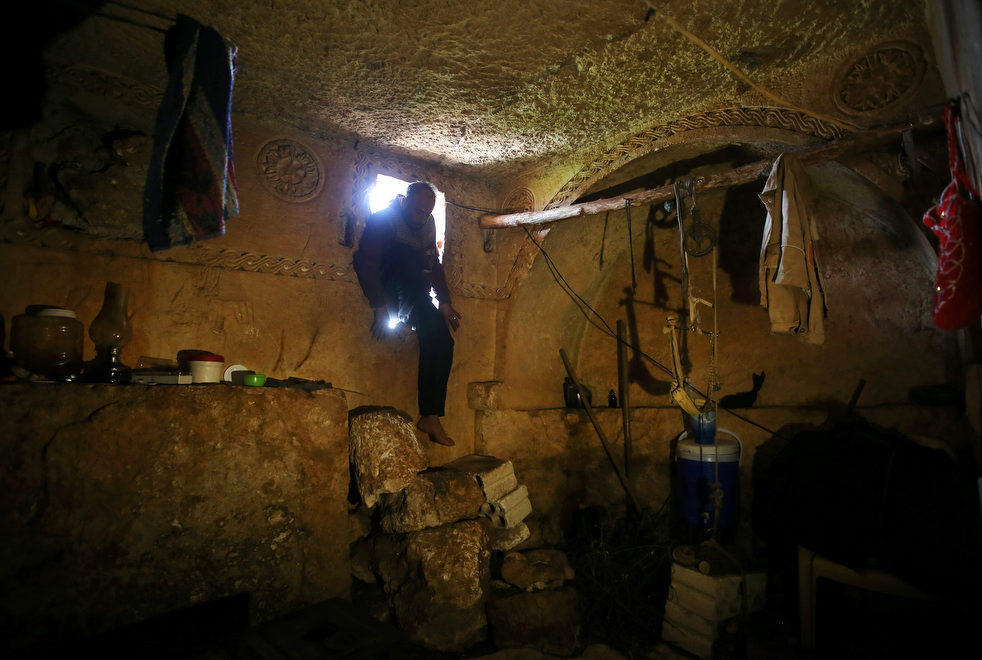 Фотография: Сирийцы нашли убежище в римских гробницах №5 - BigPicture.ru