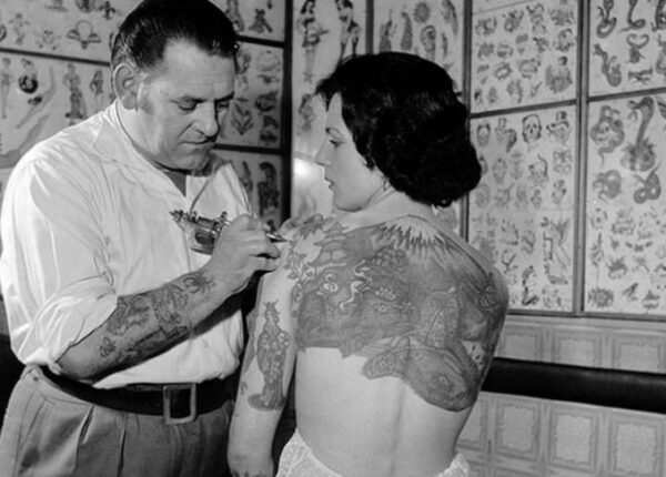 Татуировки появились давно, и любили их не только мужчины