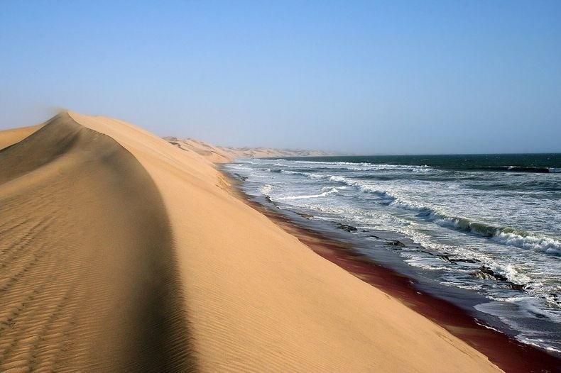 Фотография: Там где пустыня встречается с водой №11 - BigPicture.ru