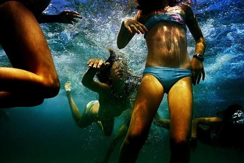 Фотография: Бегущая под волнами №2 - BigPicture.ru