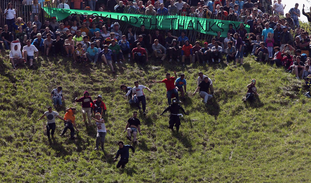 Фотография: Самое нелепое и беспощадное соревнование мая: Куперсхилдская сырная гонка 2013 №15 - BigPicture.ru