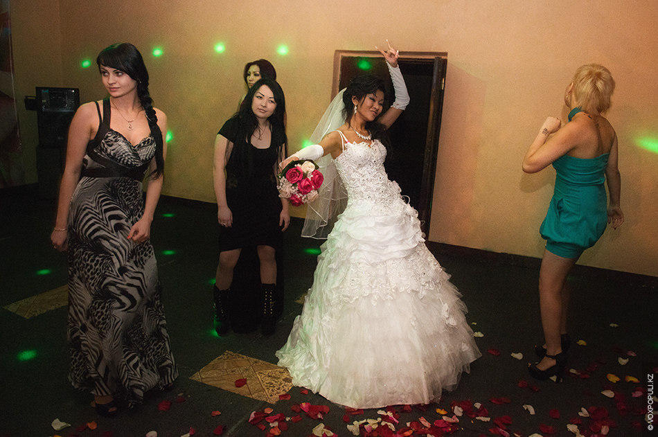 Фотография: Первая лесбийская свадьба в Казахстане №37 - BigPicture.ru