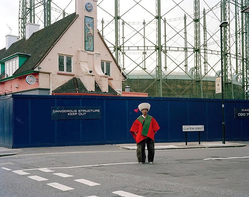 Фотография: Маленькие миры Лондона: эмигранты в национальных костюмах №2 - BigPicture.ru
