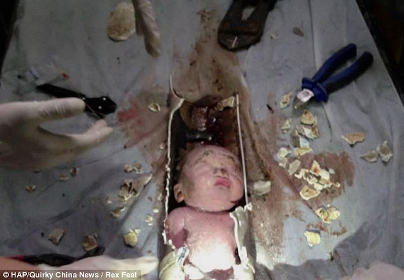В Китае спасли новорожденного, которого смыли в унитаз