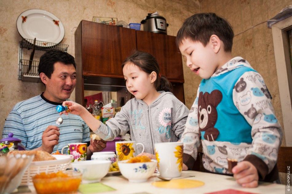 Папа хай. Семья казахов. Казахская семья дома. Казахская семья современная. Казах с родителями.