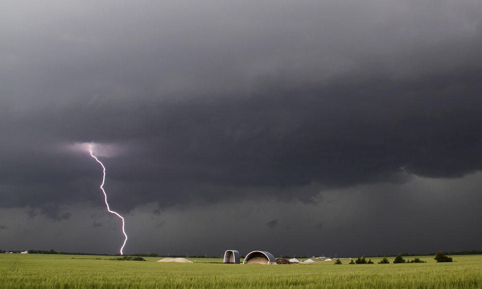 1. Молния ударяет в поле во время торнадо в Клируотере, штат Канзас, 19 мая...