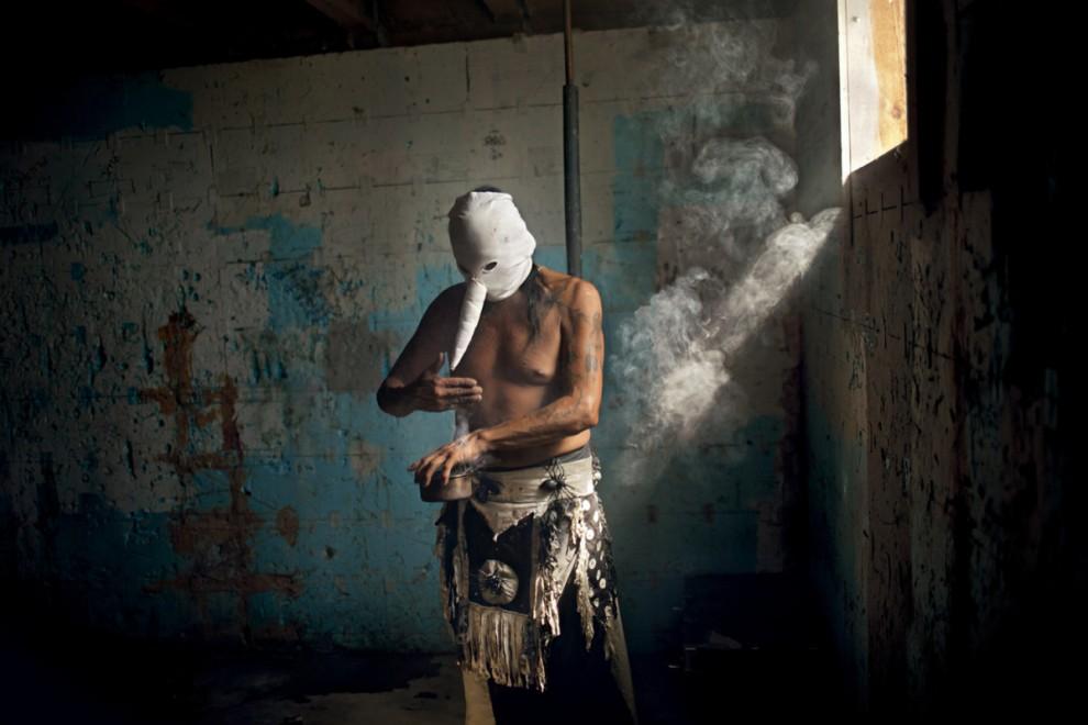 Фотография: Сюрреалистичные фотографии из жизни современных индейцев оглала-лакота №4 - BigPicture.ru