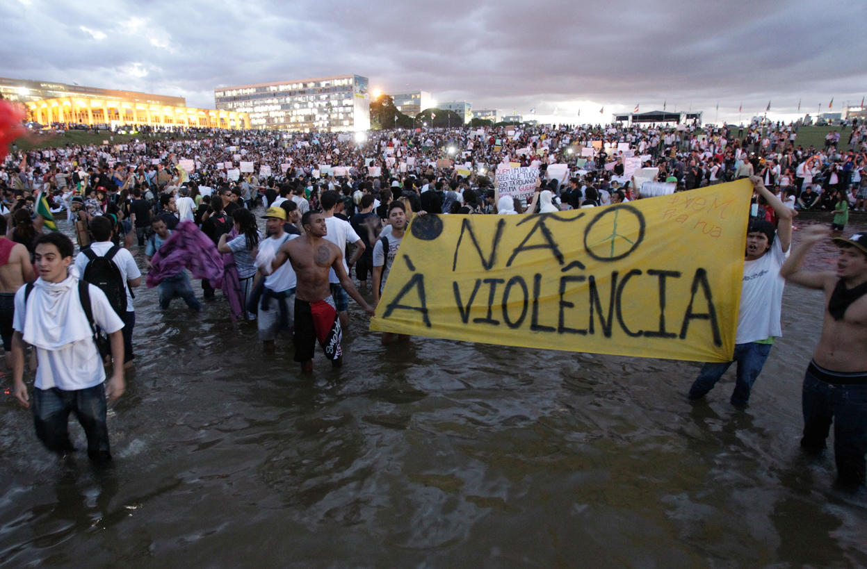 Фотография: Бразилия массово протестует против бедности и футбола №3 - BigPicture.ru