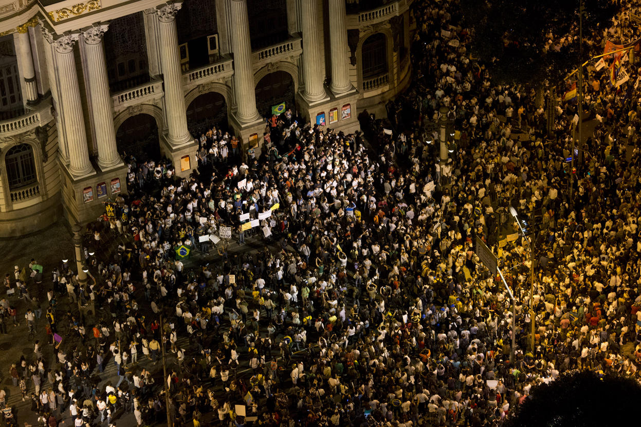 Фотография: Бразилия массово протестует против бедности и футбола №5 - BigPicture.ru