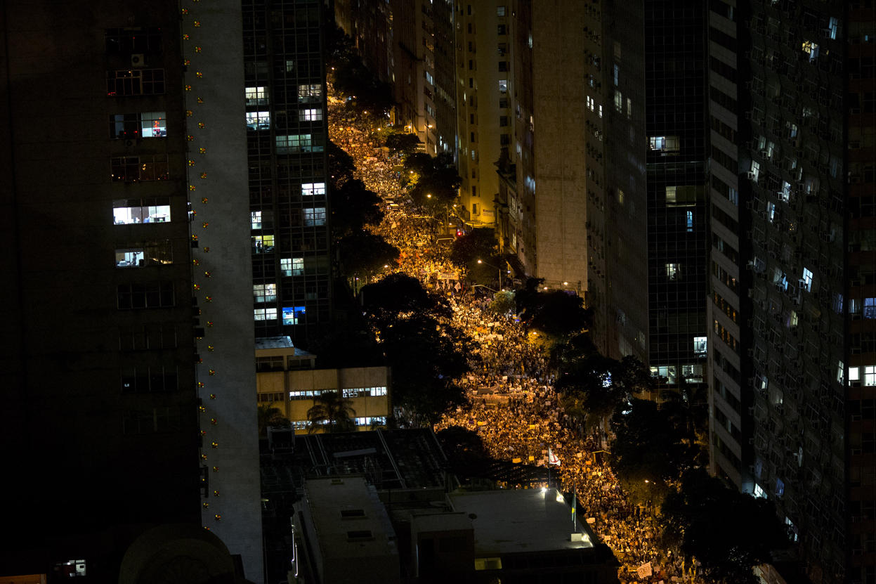 Фотография: Бразилия массово протестует против бедности и футбола №12 - BigPicture.ru