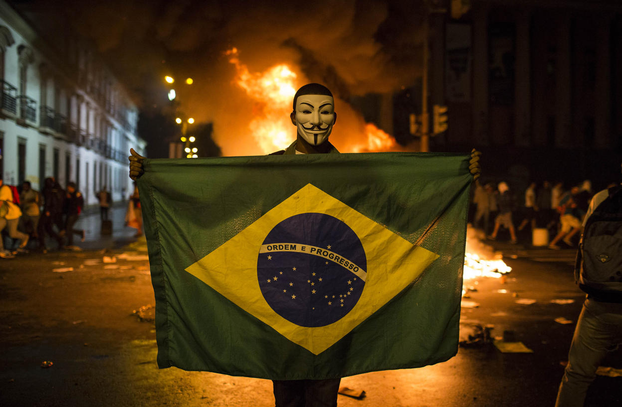 Фотография: Бразилия массово протестует против бедности и футбола №21 - BigPicture.ru