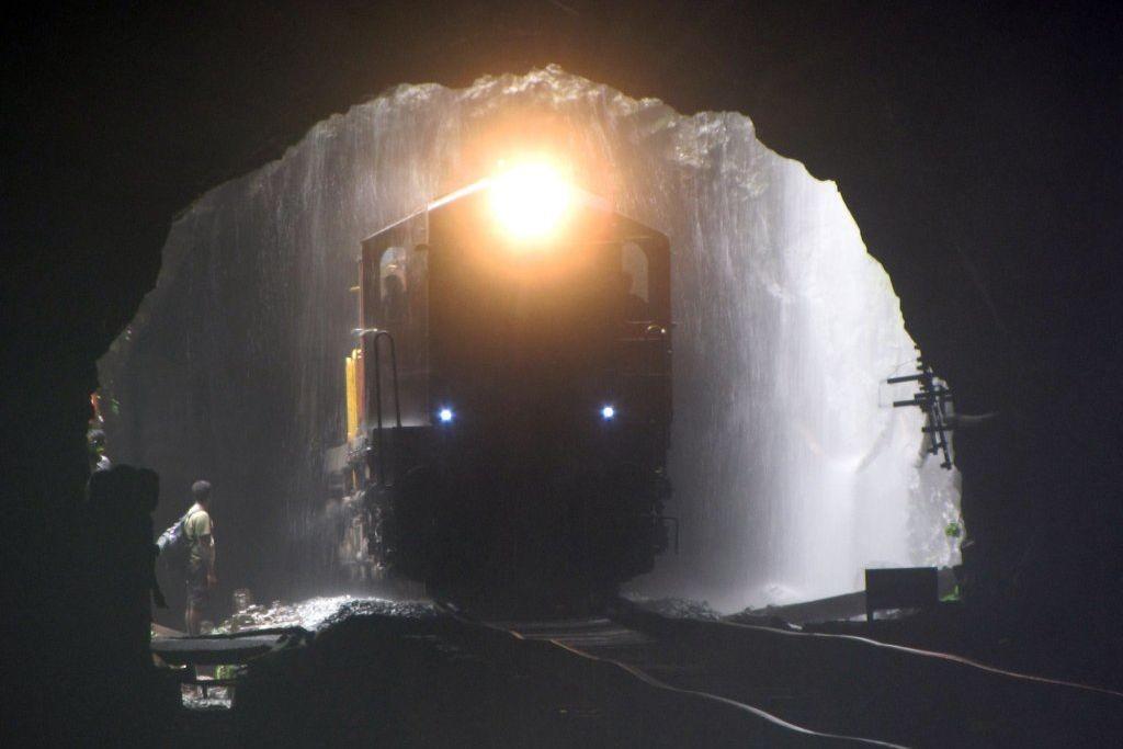 Фотография: Железная дорога под водопадом №5 - BigPicture.ru