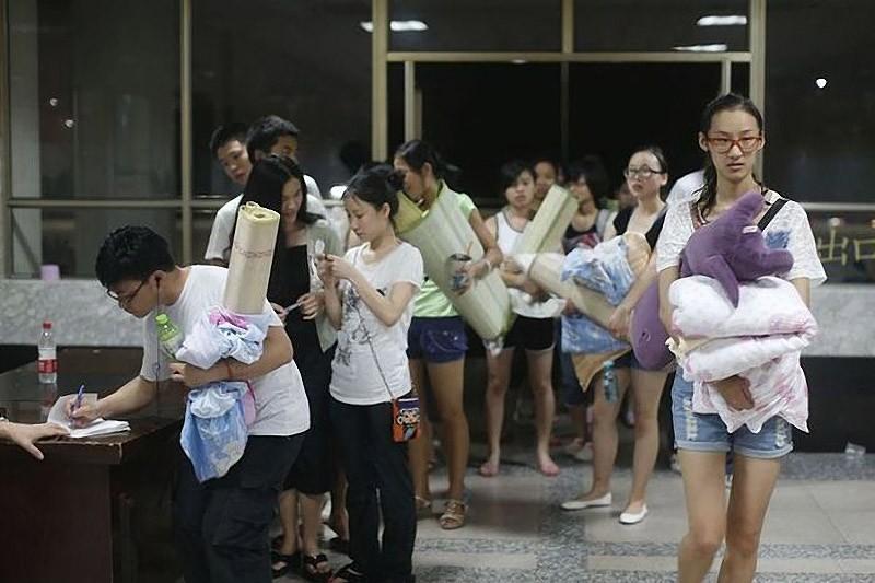Фотография: Что спасает китайских студентов от жары? №2 - BigPicture.ru