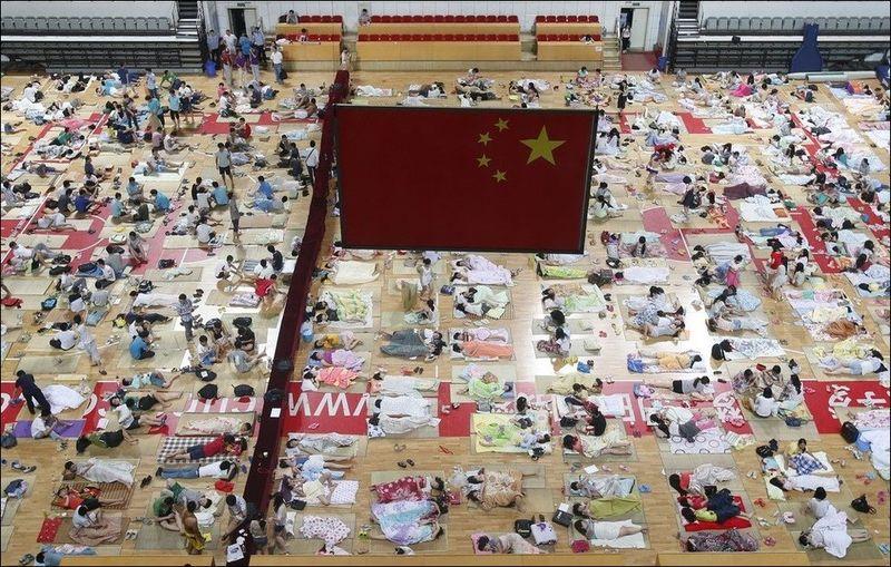 Фотография: Что спасает китайских студентов от жары? №3 - BigPicture.ru