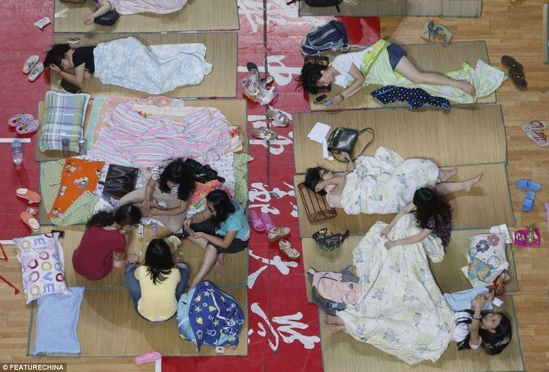 Фотография: Что спасает китайских студентов от жары? №17 - BigPicture.ru