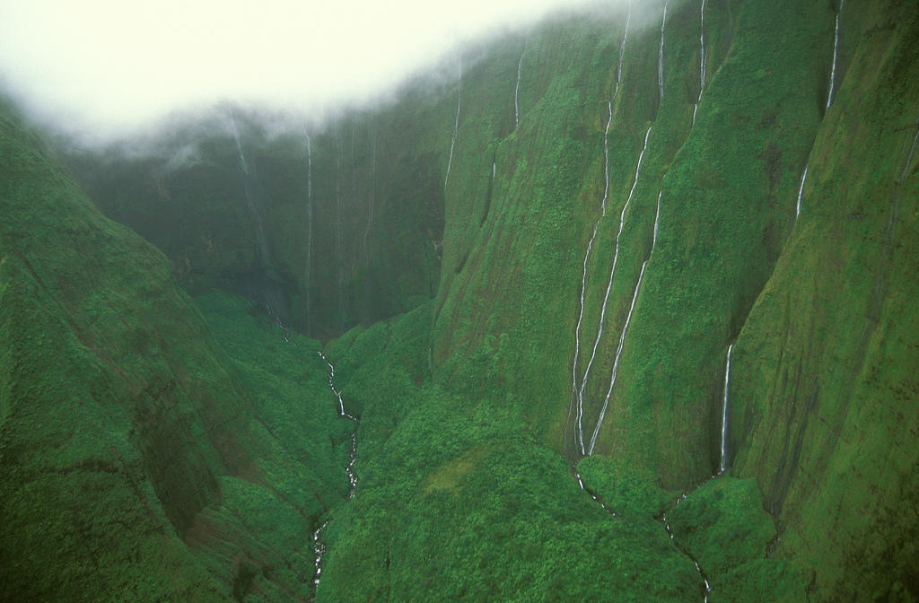 Фотография: Стена слез: водопад Хонокохау на Гавайях №9 - BigPicture.ru